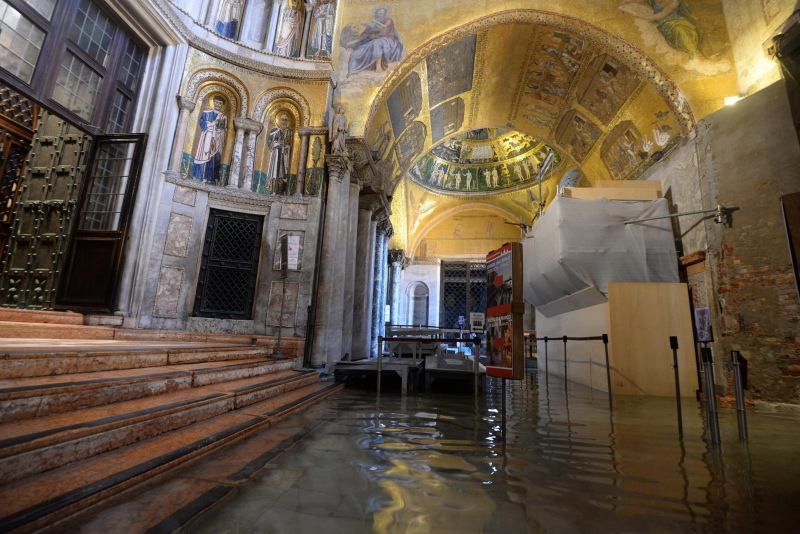 El agua se ha adentrado en la Basílica de San Marcos
