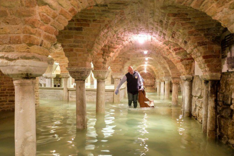 La cripta inundada de la Basílica de San Marcos, Venecia