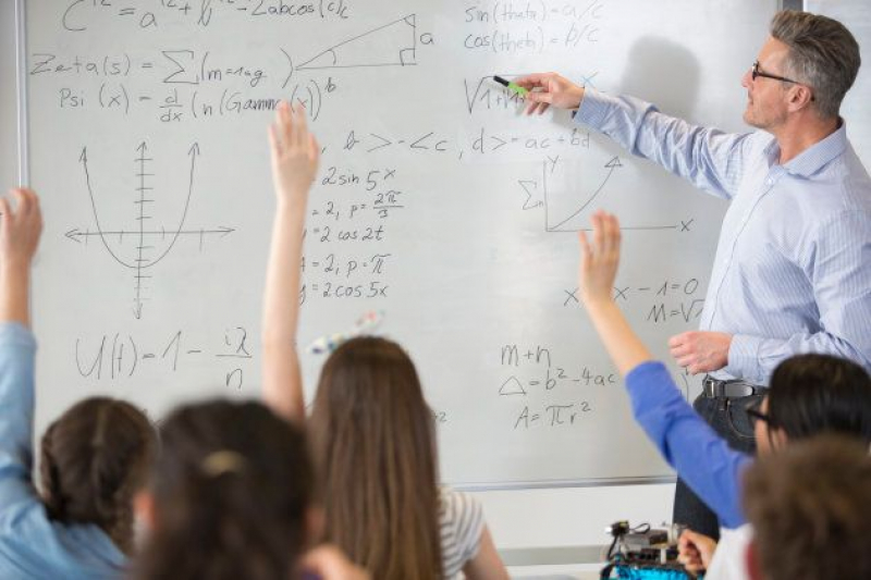 Un profesor imparte clase.