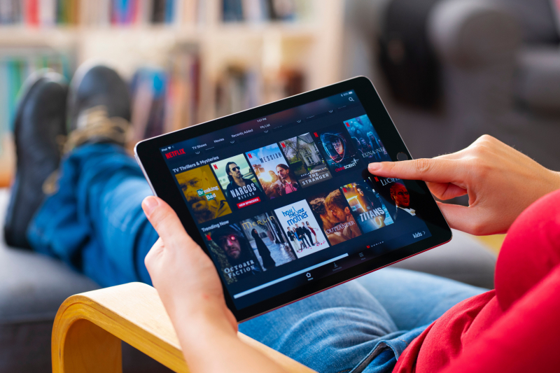 Un usuario utiliza Netflix en su tableta. 