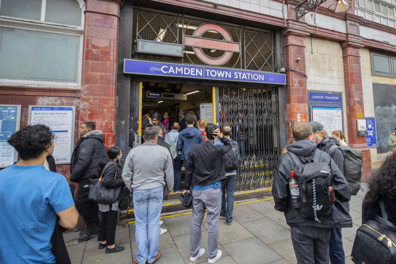 La gente hace cola en la estación de Camden Town (Londres) durante la huelga del trabajadores, el pasado 6 de junio.  