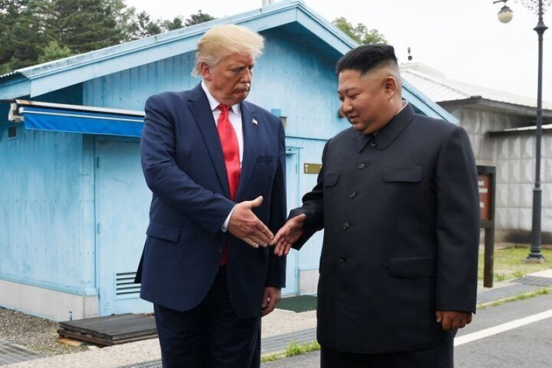 Trump se reúne con el líder norcoreano, Kim Jong-un, en la zona desmilitarizada de Corea del Sur, el 3 de junio de 2019.