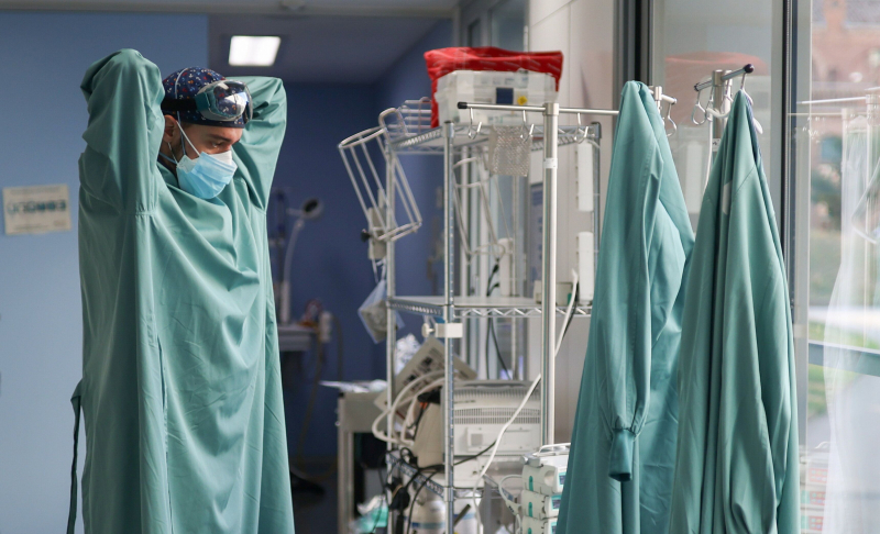 Un sanitario se prepara para atender a un paciente de la UCI Covid en el Hospital de Sant Pau de Barcelona.