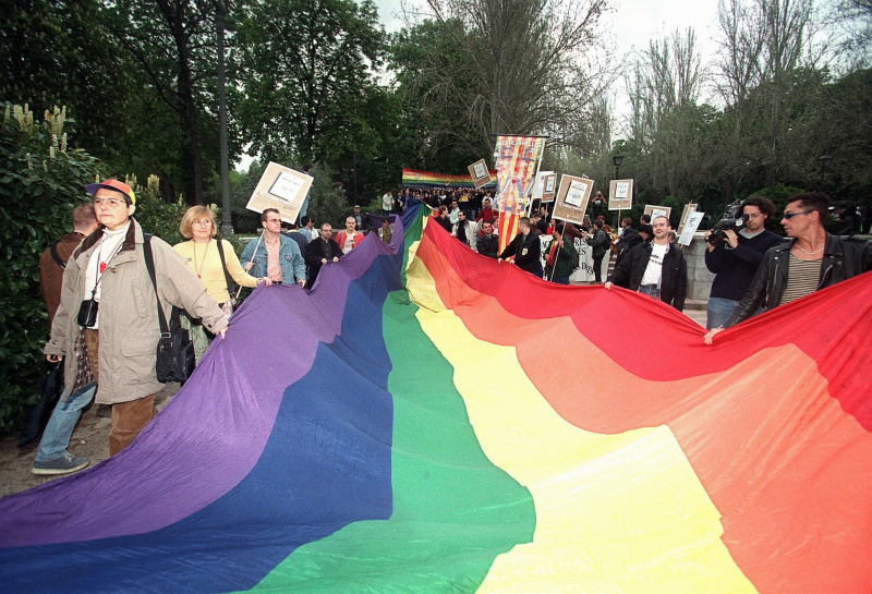 Manifestantes con una bandera LGTBI en Madrid, el 28 de marzo de 1998.