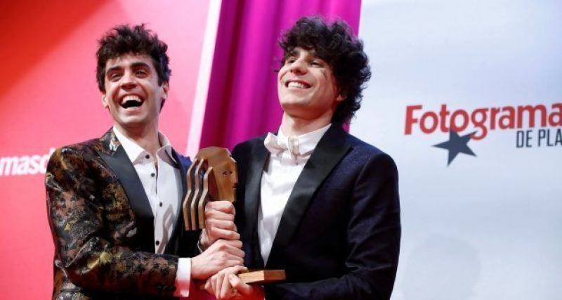 Los directores Javier Ambrossi (i) y Javier Calvo reciben el premio a la Mejor Película Española según los lectores.