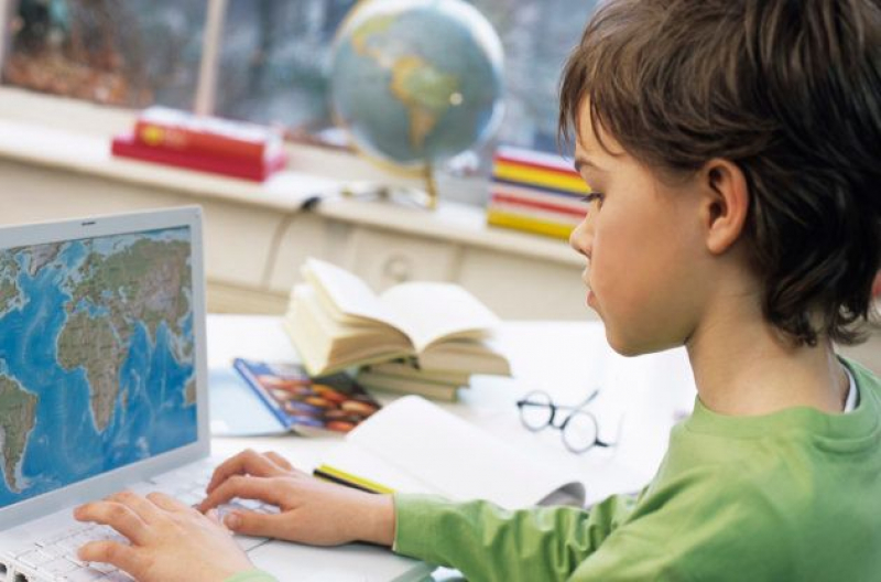 Un estudiante trabaja sobre un mapamundi en un ordenador.