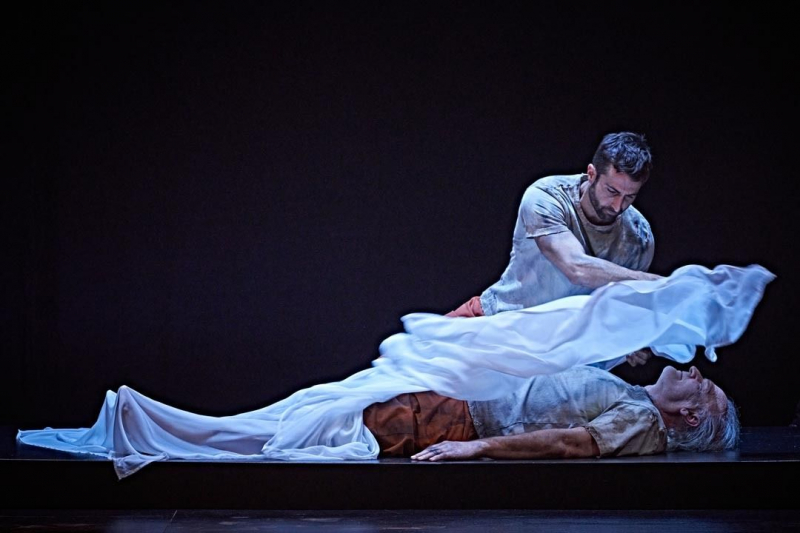Lluis Homar y Egoitz Sánchez en una escena de 'El príncipe constante'.