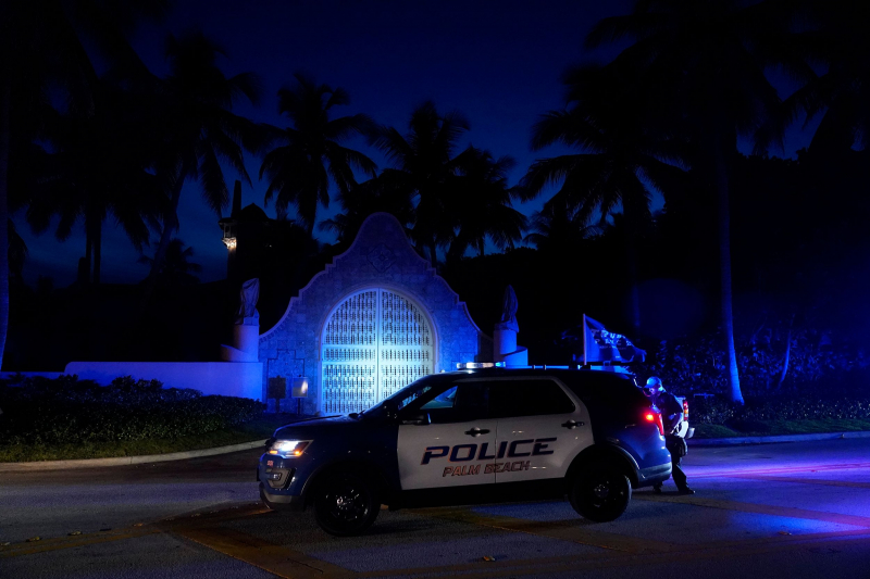 La Policía de Palm Beach, en la puerta de la residencia de Trump. 