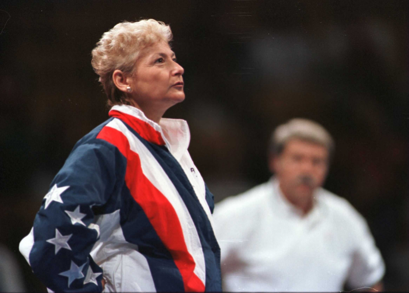 Martha Karolyi mira cómo calienta la gimnasta Kerri Strug antes de las pruebas olímpicas de 1996.