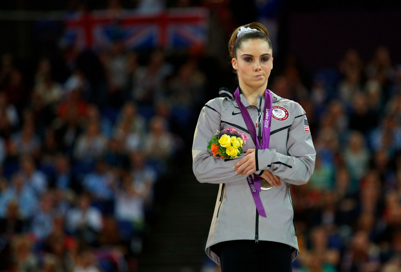McKayla Maroney tras ganar la medalla de plata en la final de salto de potro en las Olimpiadas de Londres en 2012. Larry Nassar abusó de Maroney durante muchos años, también en Londres.