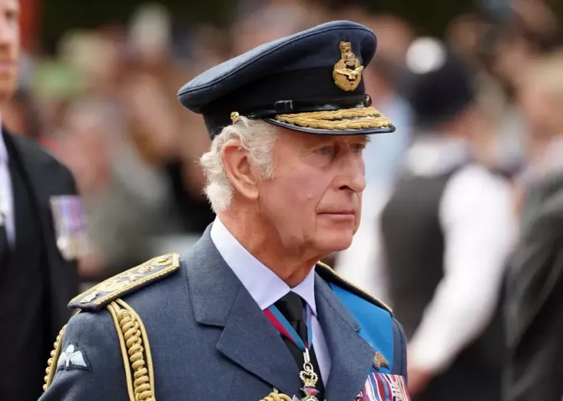 El rey Carlos III sigue el féretro de su madre, la reina Isabel II, desde el Palacio de Buckingham hasta Westminster Hall, en Londres.