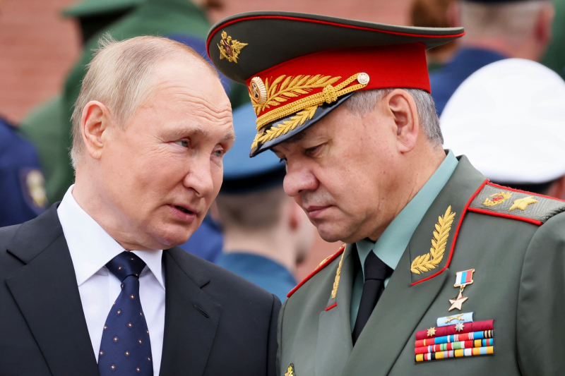 El presidente de Rusia, Vladimir Putin, habla con su ministro de Defensa, Sergei Shoigu, durante un acto ante la Tumba del Soldado Desconocido de Moscú, el pasado 22 de junio.