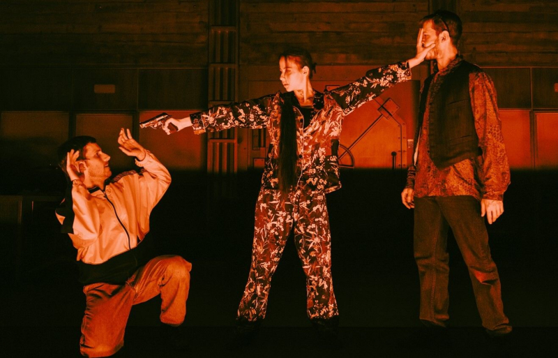 Nao Albet, Irene Escolar y Marcel Borrñas en una escena de 'Atraco, paliza y muerte en Agbanäspach'.