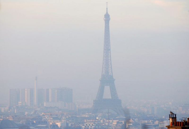 La Torre Eiffel envuelta en una espesa niebla de contaminación el 9 de diciembre de 2016, la peor crisis atmosférica de la década en la ciudad.