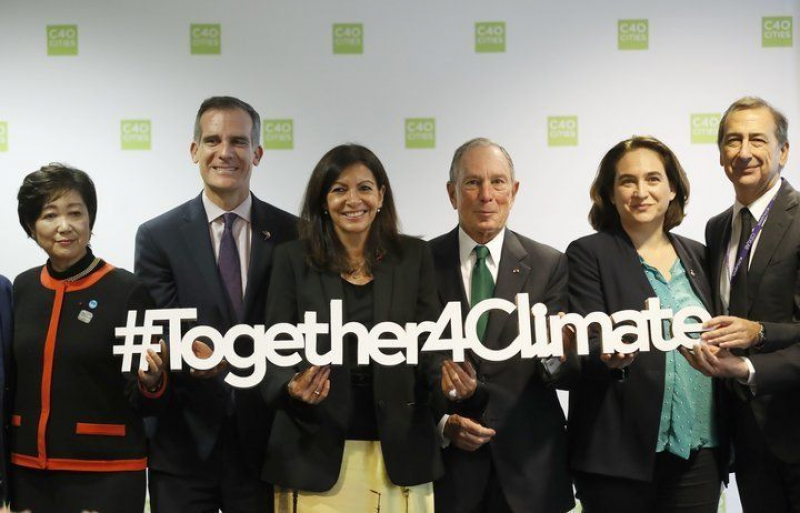 De izquierda a derecha, Yuriko Koike (Tokio), Eric Garcetti (Los Ángeles), Anne Hidalgo (París), Michael Bloomberg (exalcalde de Nueva York), Ada Colau (Barcelona) y Giuseppe Sala (Milán), en la cumbre del 23 de octubre de 2017.