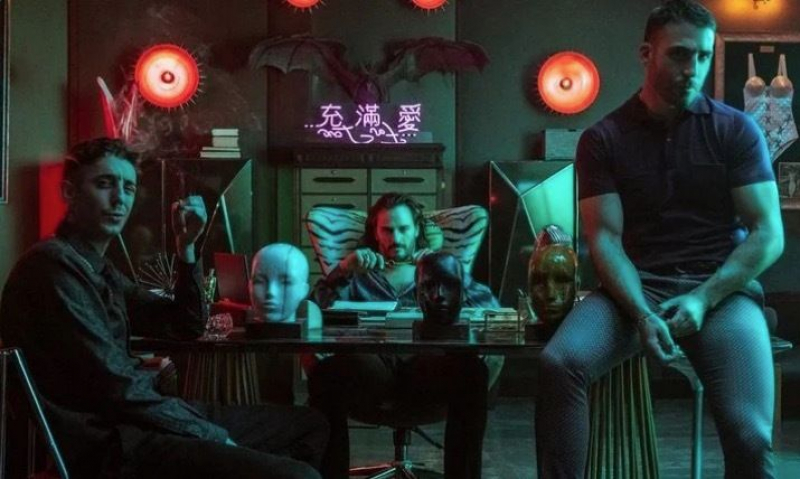 Enric Auquer, Asier Etxeandía y Miguel Ángel Silvestre en 'Sky Rojo'.