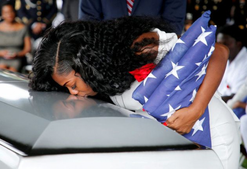 Myeshia Johnson, besa el féretro de su marido caído en combate.