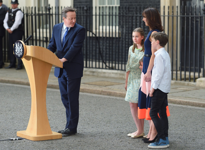 David Cameron abandona junto a su familia el 10 de Downing Street, el 13 de julio de 2016. 