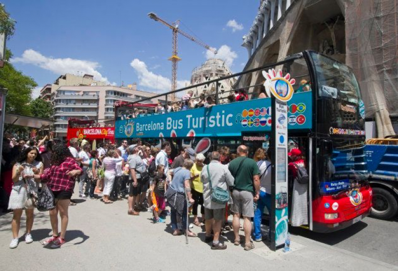 Barcelona, bus turístico delante de la Sagrada Familia.