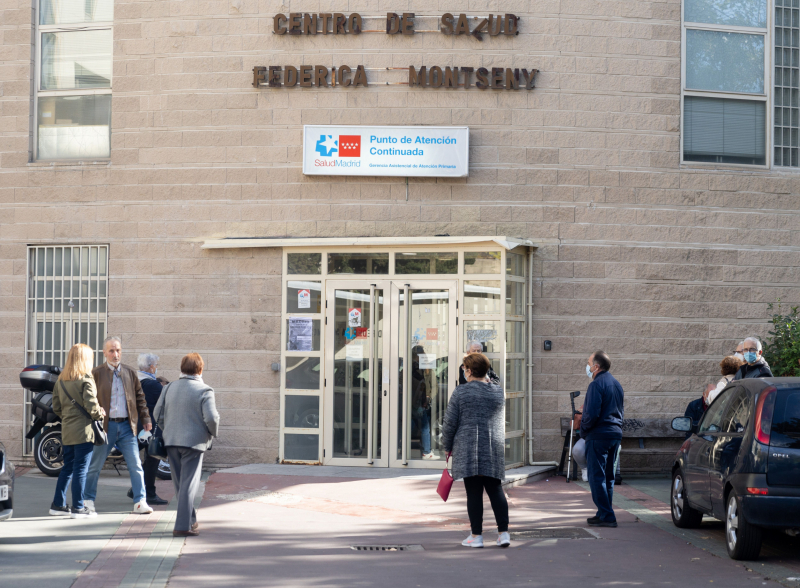 Un grupo de pacientes espera a las puertas del Federica Montseny el día que comienza la huelga indefinida de médicos en los PAC de Madrid.