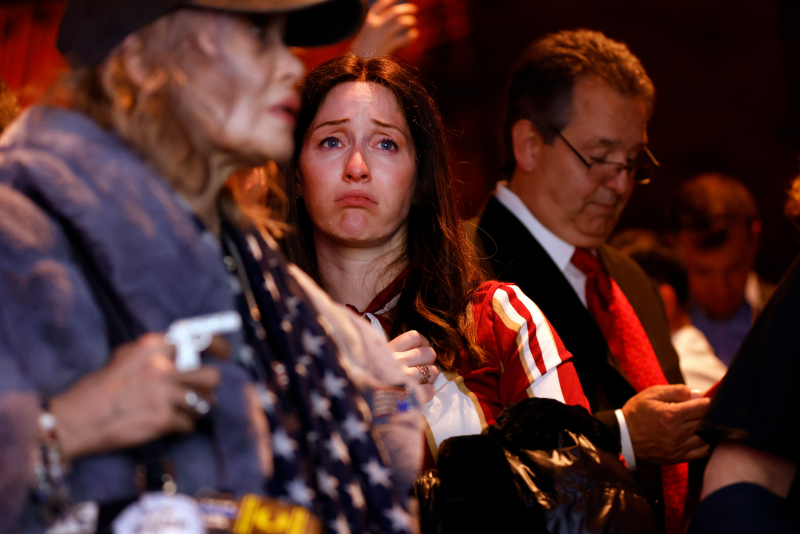 Una seguidora del candidato republicano Lee Zeldin, aspirante a gobernador en Nueva York, lamenta su derrota en la noche electoral.