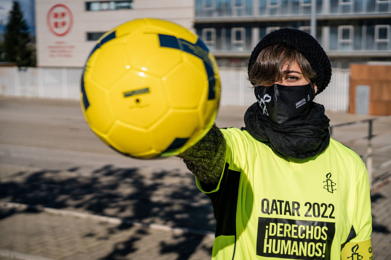 Protesta de Amnistía Internacional en Madrid, ante la sede de la Federación Española de Fútbol, en noviembre de 2011, reclamando derechos para los trabajadores en Qatar.