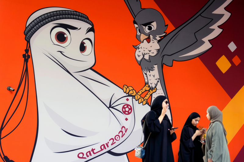 Unas mujeres conversan ante un cartel promocional del Mundial de Qatar en Doha, el pasado 11 de noviembre.