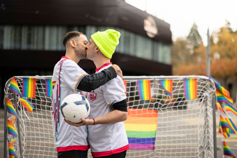 Unos manifestantes se besan entre banderas multicolores ante el Museo de la FIFA de Zurich, contrarios a la persecución de Qatar a los gays. La imagen es del 8 de noviembre pasado.
