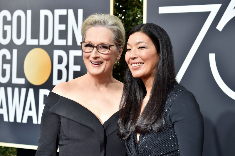 La actriz Meryl Streep (i), acompañada de la activista Ai-jen Poo.