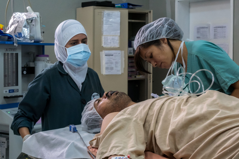 La anestesista Elma Wong, en una operación de Aden.