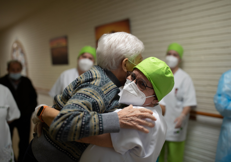 Una sanitaria abraza a una residente antes de recibir la primera vacuna contra el covid en una residencia de Barbastro (Huesca) el 27 de diciembre de 2020.