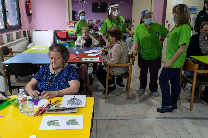 Un grupo de trabajadoras y de usuarias en un centro para la dependencia en Cantabria.