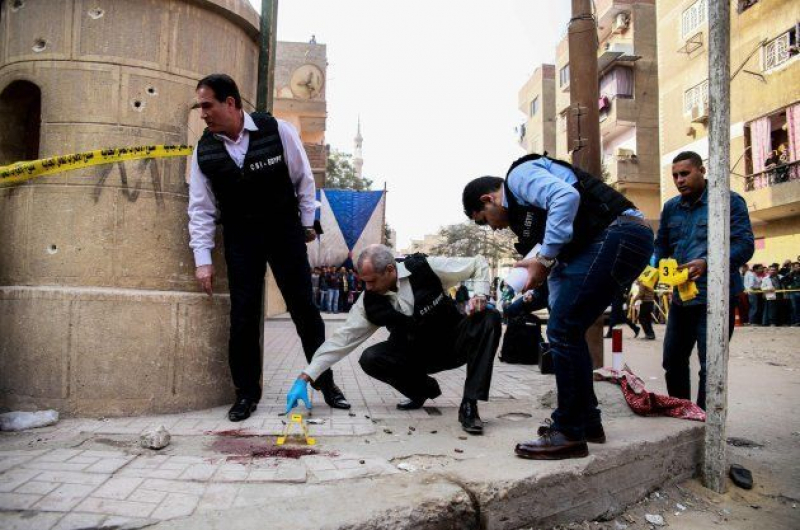 Miembros de la policía científica egipcia examinan el lugar del atentado.