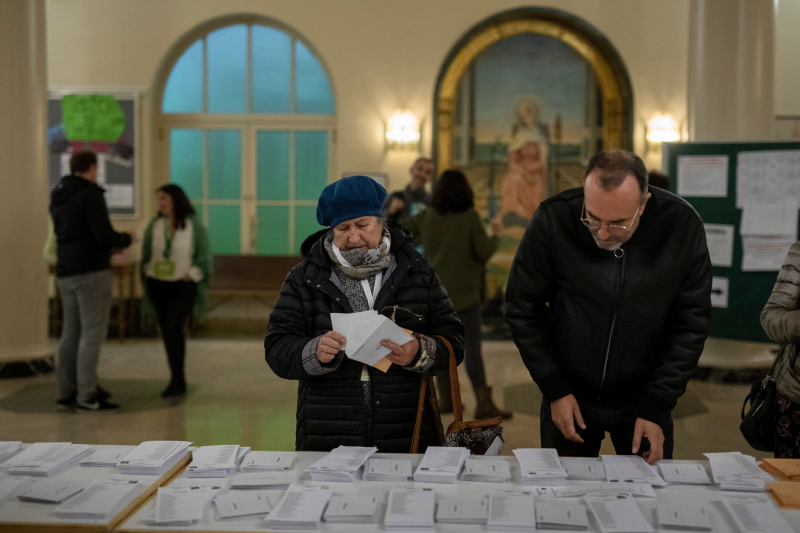 Unos madrileños preparan su voto, en los comicios de 2019. 