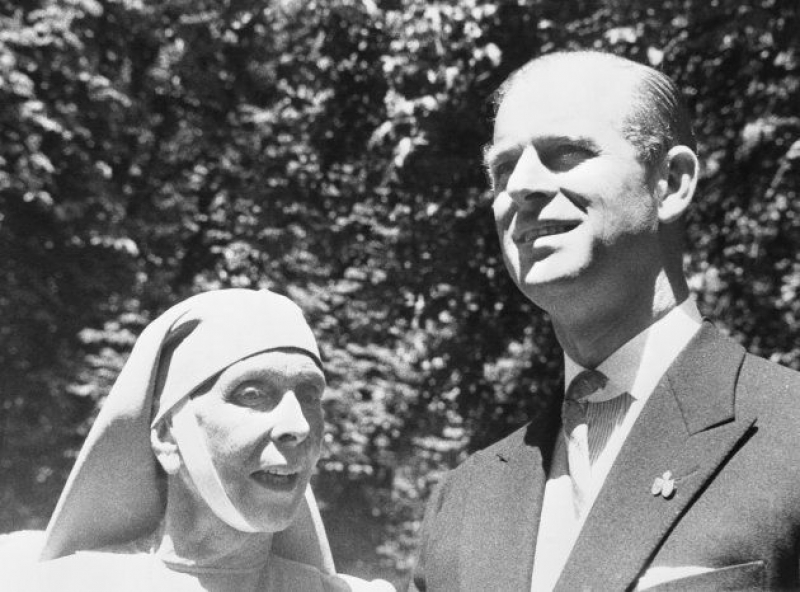 El príncipe Felipe, duque de Edimburgo, con su madre, Alicia de Battenberg, en la boda de su hermana, la princesa Margarita de Baden, con el príncipe Tomislav de Yugoslavia. Alicia lleva los hábitos de la religión ortodoxa griega, de la que ...