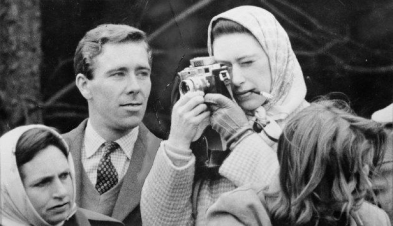 Antony Armstrong-Jones, Conde de Snowdon, observa a la princesa Margarita cuando estaban prometidos.