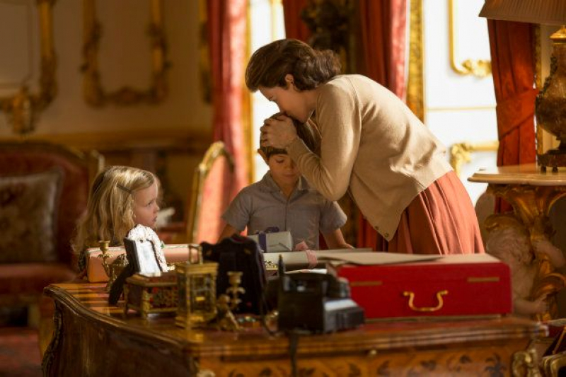 Isabel II con el príncipe Carlos y la princesa Ana en la segunda temporada de 'The Crown'.