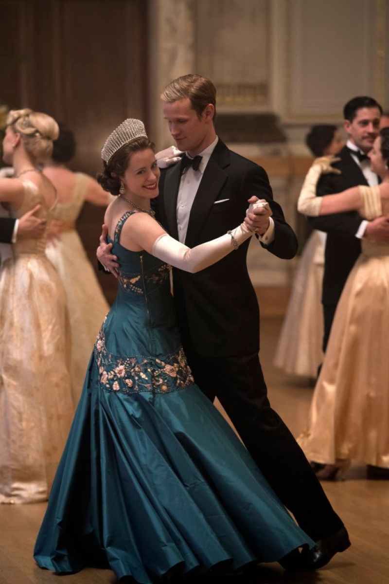 Isabel y Felipe durante un baile en su honor, en la segunda temporada de 'The Crown'.