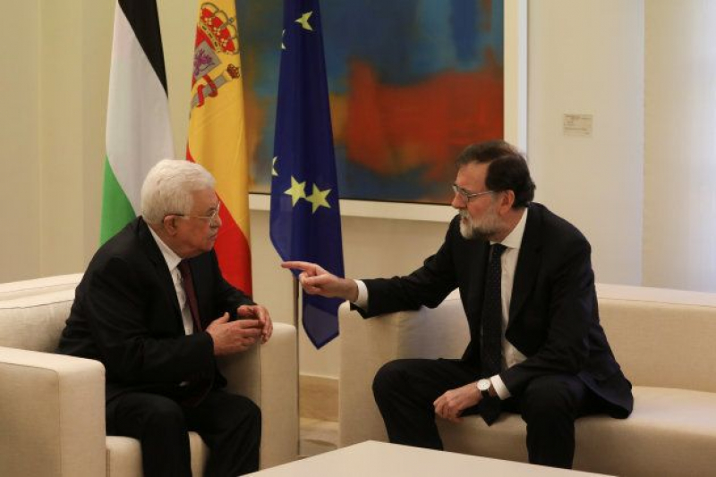 Mahmoud Abbas escucha a Mariano Rajoy durante su reunión en La Moncla.