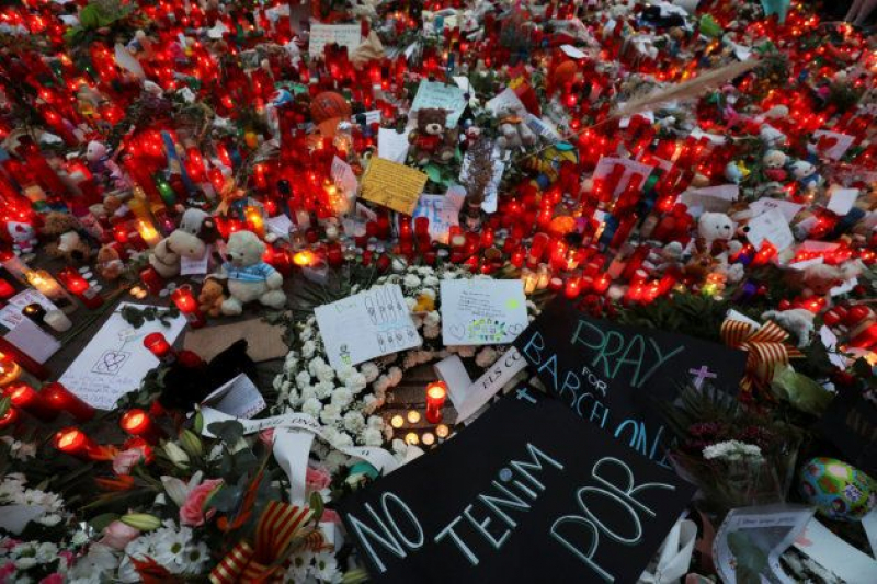 Velas, peluches, flores y mensajes en homenaje de las víctimas del atentado de Barcelona del pasado agosto, en el lugar del ataque, Las Ramblas.