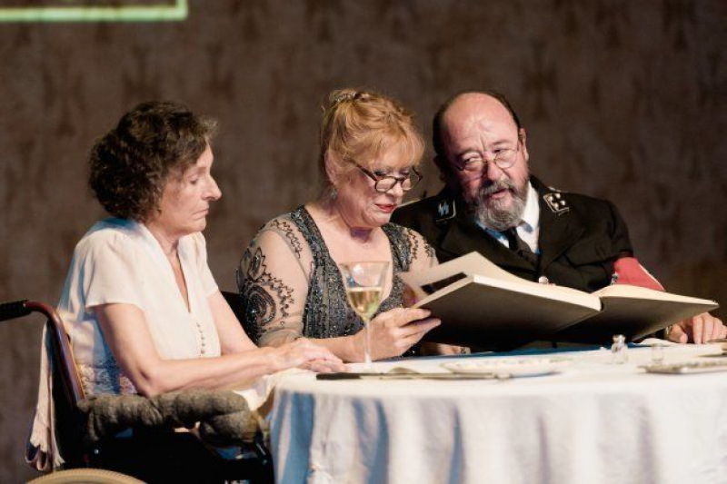 Marta Angelat, Mercè Aránega y Pep Cruz en Ante la jubilacion de Bernhard