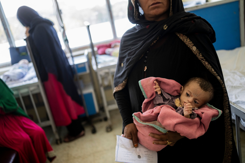 Samina, de cinco meses, con desnutrición severa, en brazos de su madre, en el hospital infantil Indira Gandhi de Kabul, el pasado 15 de septiembre.