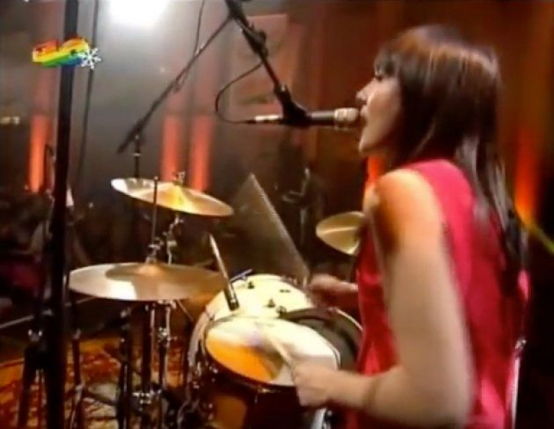 Eva Amaral tocando la batería durante un concierto en 2011