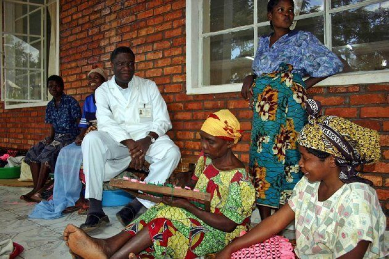 El dr Mukwege con sus pacientes en el Hospital Panzi