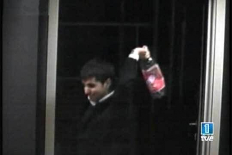 Fotograma del vídeo que muestra la secuencia del crimen de Rosario Endrinal. En la imagen, uno de los agresores lanza una botella a la mujer.