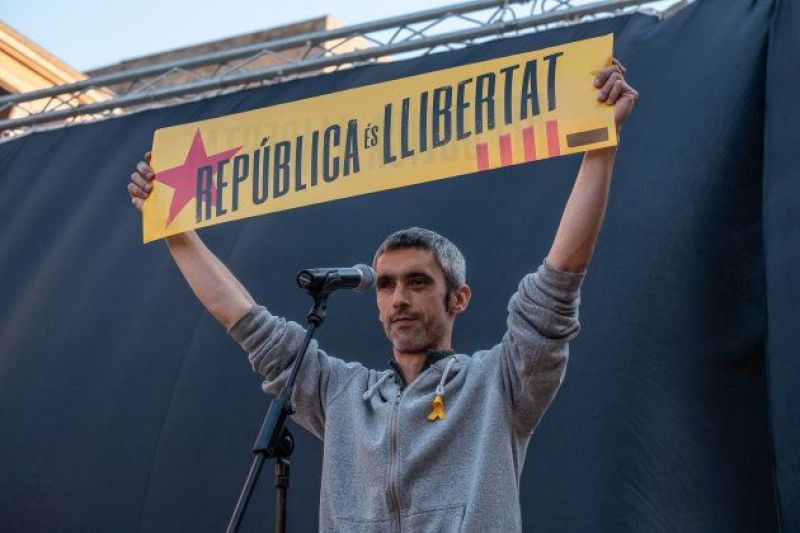 BARCELONA, CATALONIA, SPAIN - 2018/05/16: Roger Español, the young man who lost an eye during the repression of the election day of October 1 is seen on the stage raising a sign with the text 'Catalan Republic'. Act of protest to request the re...