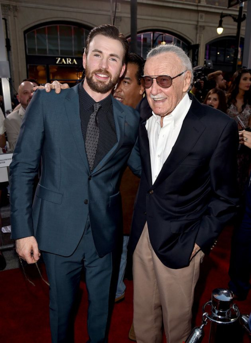 Stan Lee junto a Chris Evans en la presentación de 'Capitán América'.