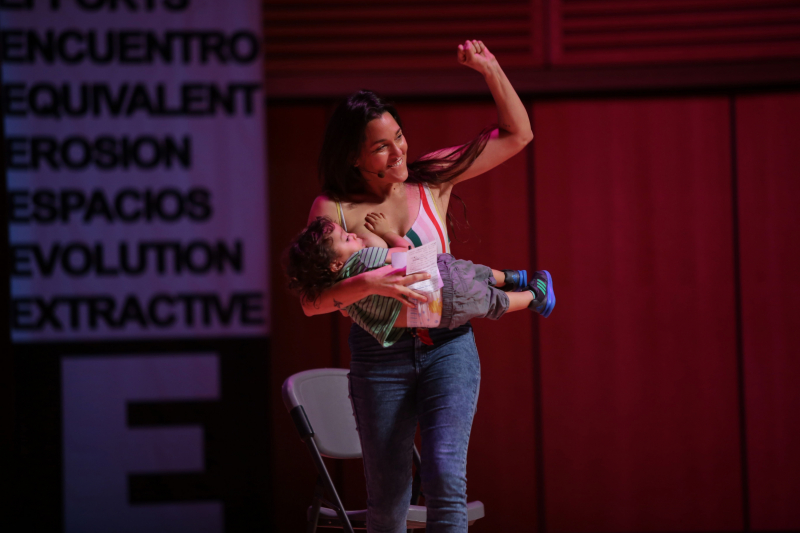 Daniela Ortiz, con su hijo en un acto.