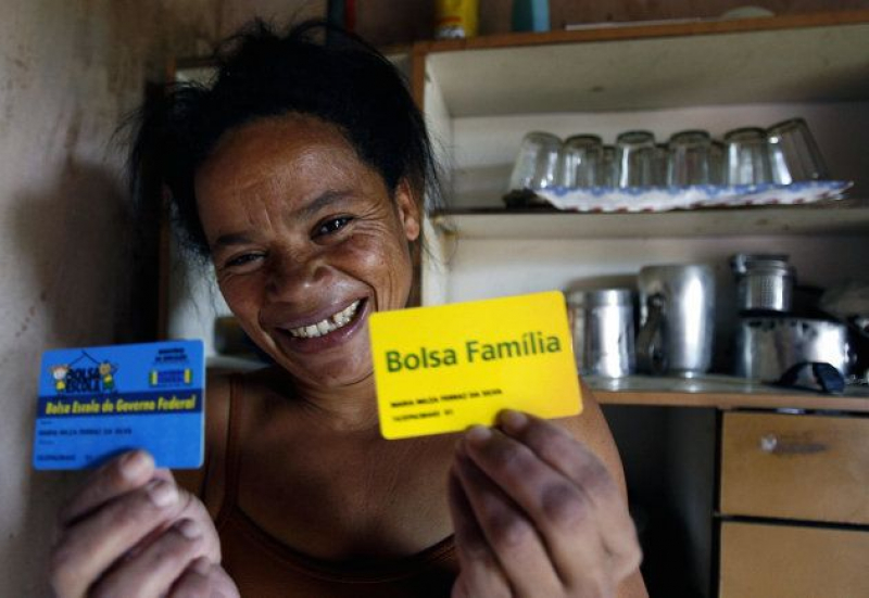 Serra Azul, BRAZIL:  Brazilian Maria Nilza, 36, and mother of four, shows her 'Bolsa Familia' social plan card in Serra Azul, north of the state of Minas Gerais 11 September, 2006. 'Bolsa Familia' was created by Brazilian President Luiz Inacio L...