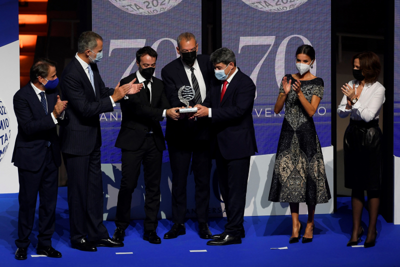 Los reyes aplauden a Jorge Díaz, Agustín Martínez y Antonio Mercero al recoger el Planeta.
